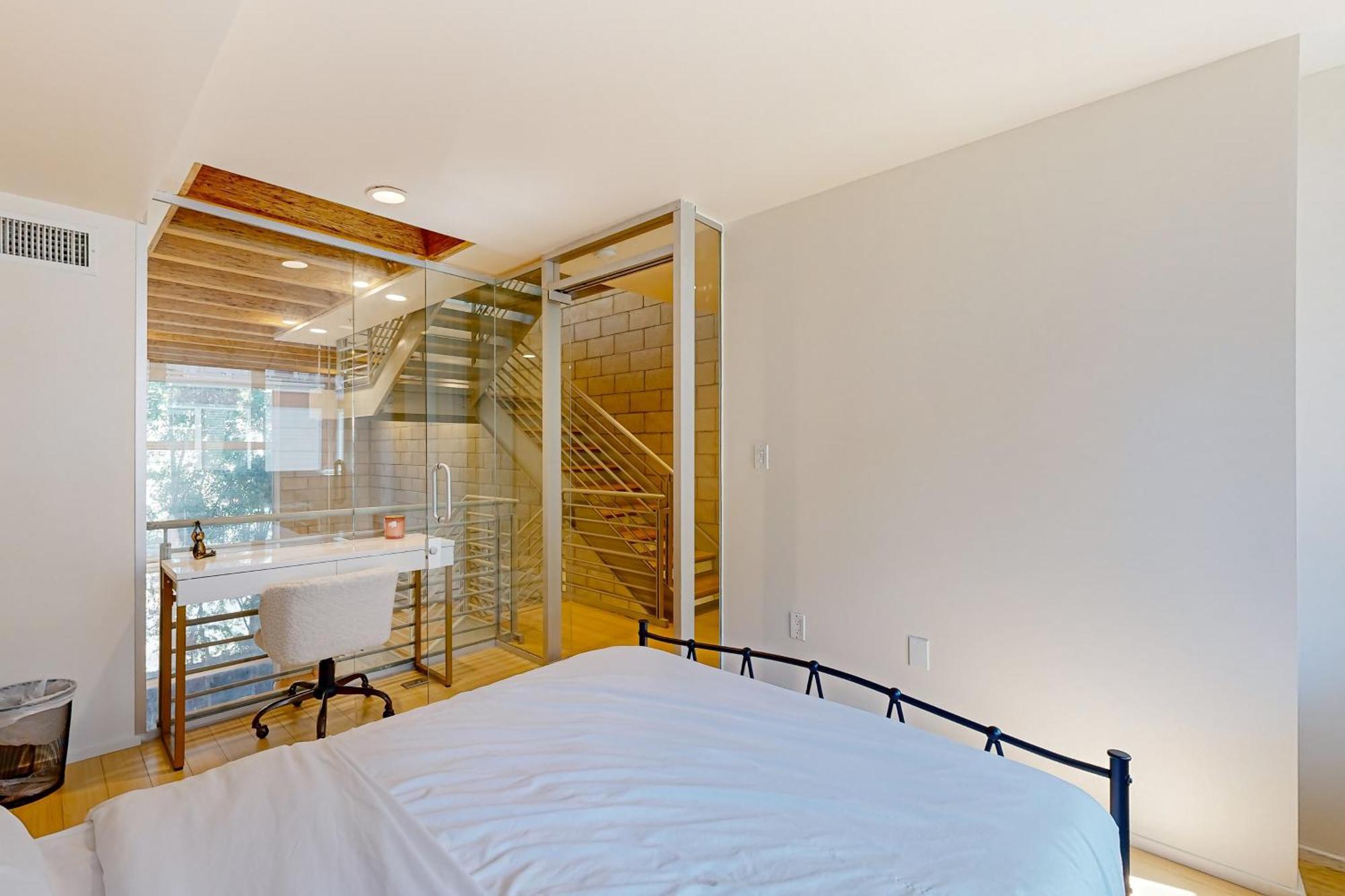 Modern Loft-Style Townhouse In Los Angeles Exterior photo